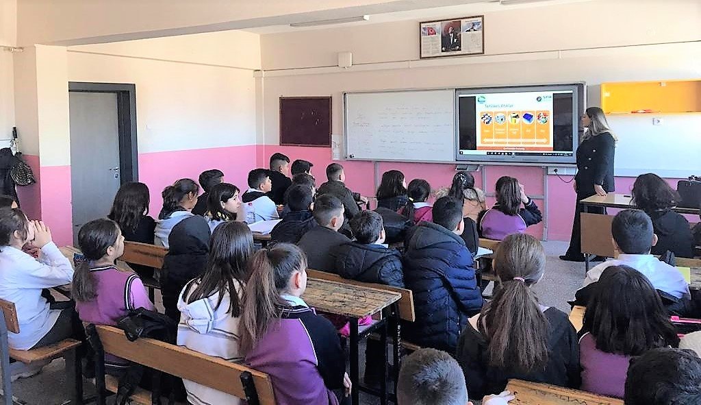 Çivril Belediyesi çocuklara çevre bilinci aşılıyor