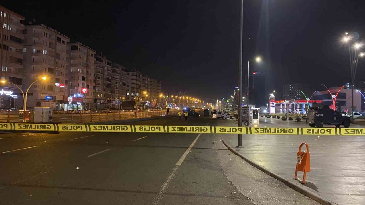 Diyarbakır’da otobüs durağında şüpheli valiz fünye ile patlatıldı