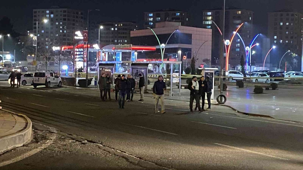 Diyarbakır’da otobüs durağında şüpheli valiz fünye ile patlatıldı