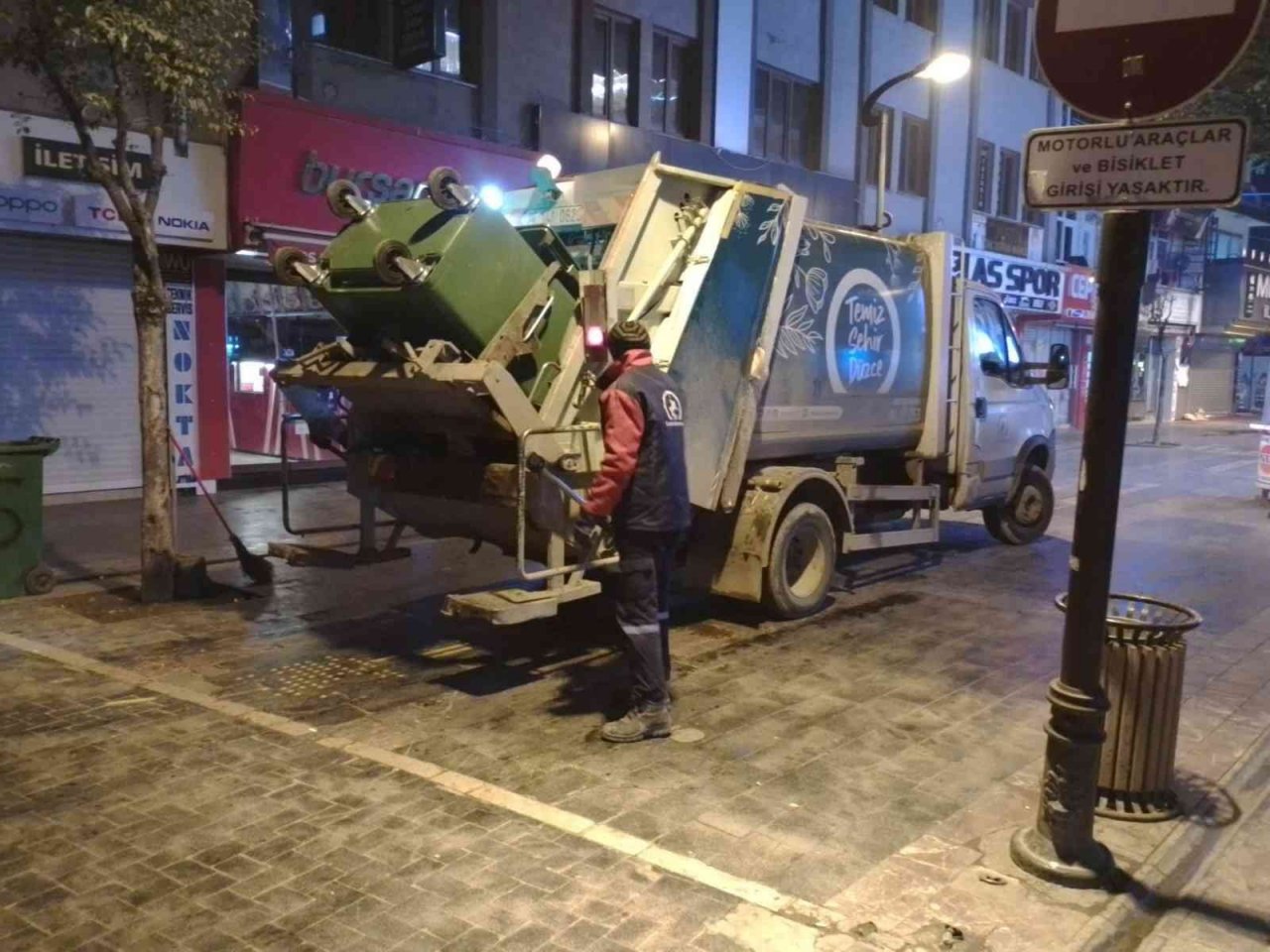 Soğuk havaya rağmen şehri yeni güne hazırlıyorlar