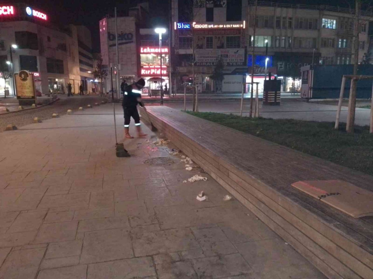 Soğuk havaya rağmen şehri yeni güne hazırlıyorlar