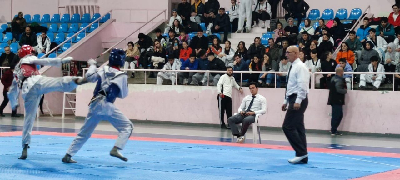 Taekwondo müsabakaları nefes kesti