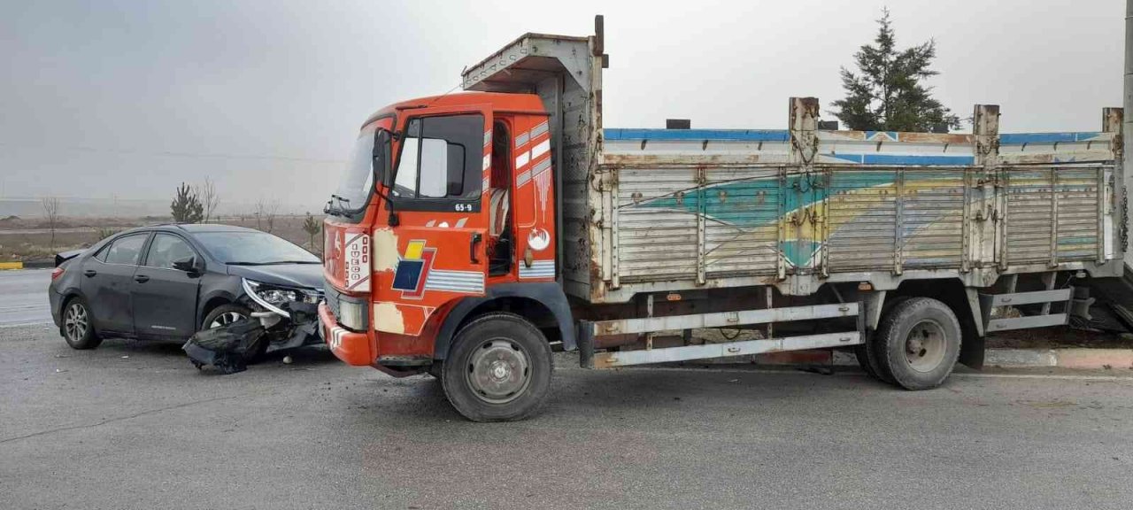 Belediye başkanının makam aracı ile kamyonet çarpıştı, 4 kişi yaralandı