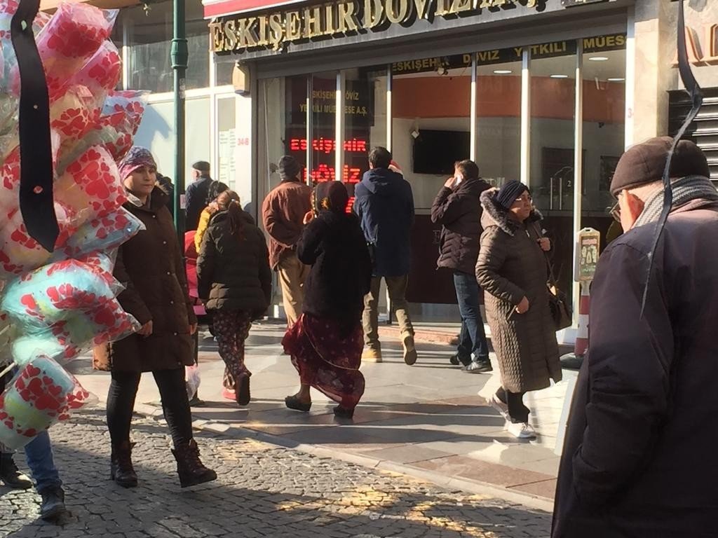 Vatandaşlardan para dilenerek yol boyunca takip ediyorlar