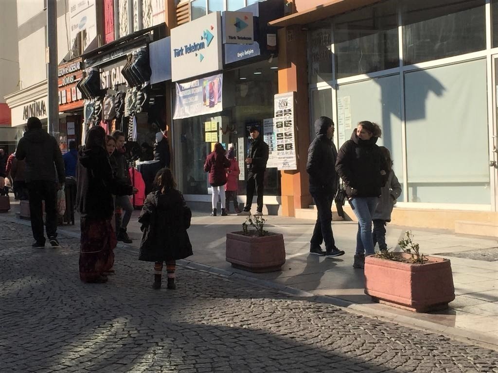 Vatandaşlardan para dilenerek yol boyunca takip ediyorlar