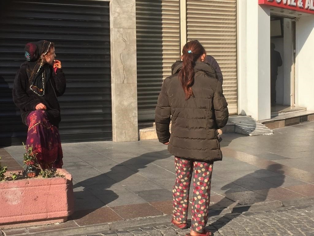 Vatandaşlardan para dilenerek yol boyunca takip ediyorlar