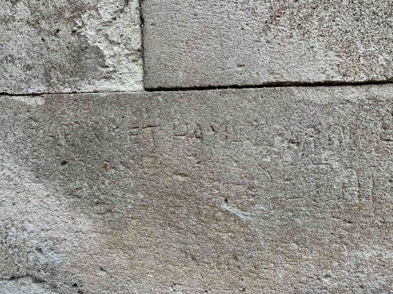 Tarihi külliyenin duvarlarına büyük saygısızlık