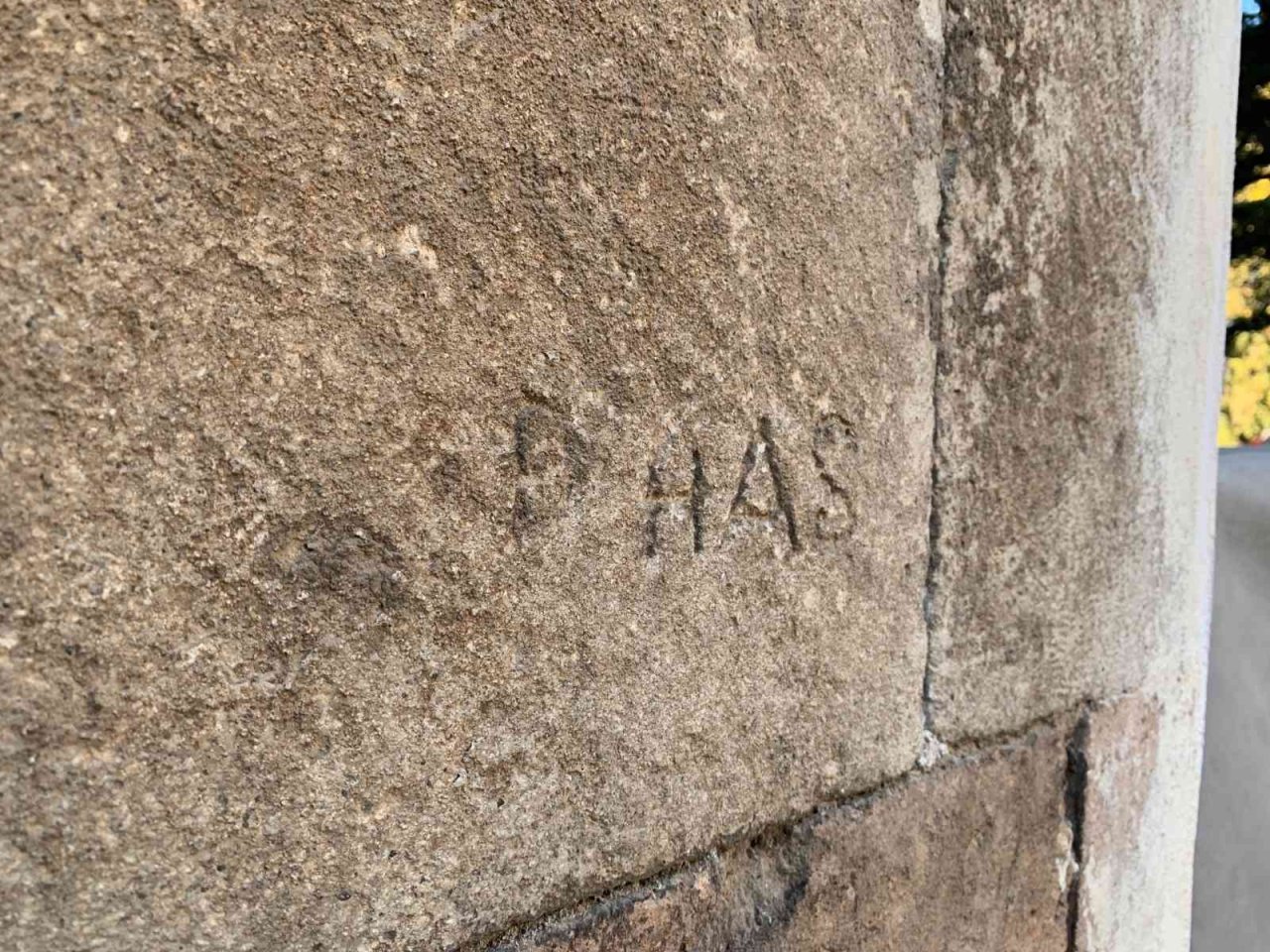 Tarihi külliyenin duvarlarına büyük saygısızlık