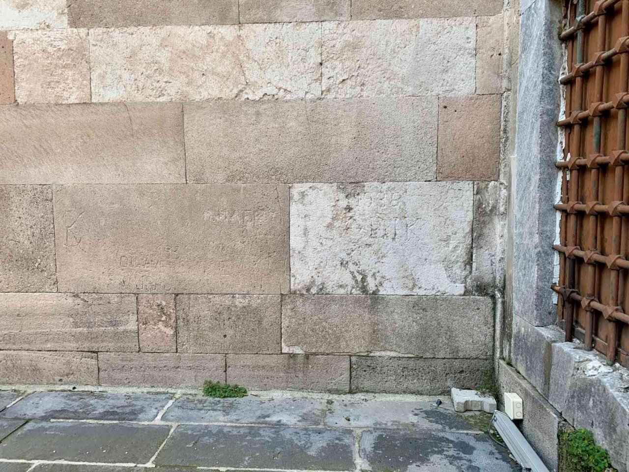 Tarihi külliyenin duvarlarına büyük saygısızlık