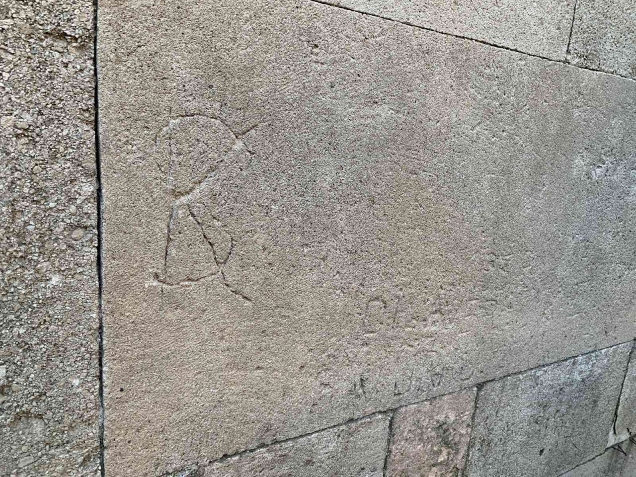 Tarihi külliyenin duvarlarına büyük saygısızlık