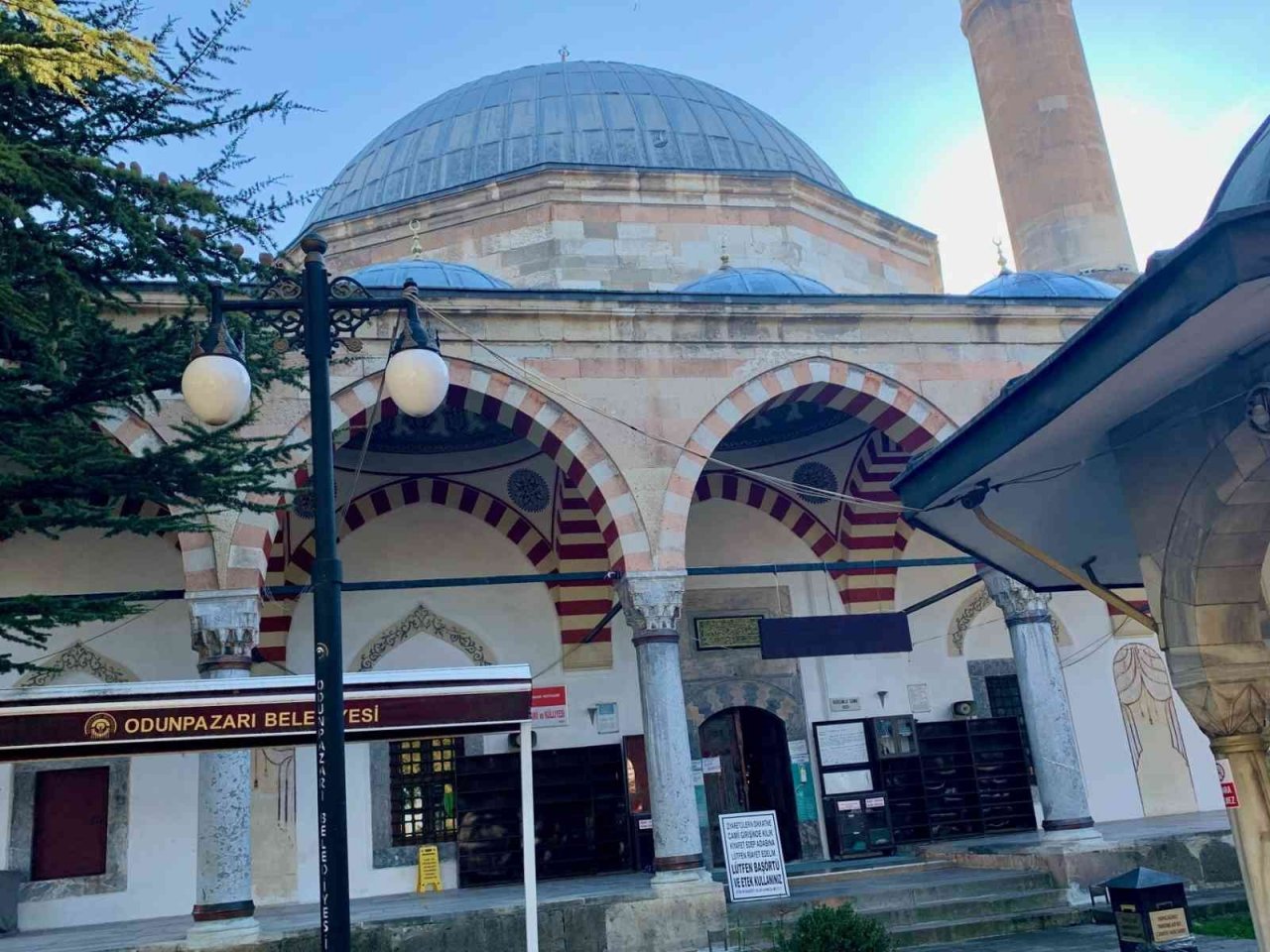 Tarihi külliyenin duvarlarına büyük saygısızlık