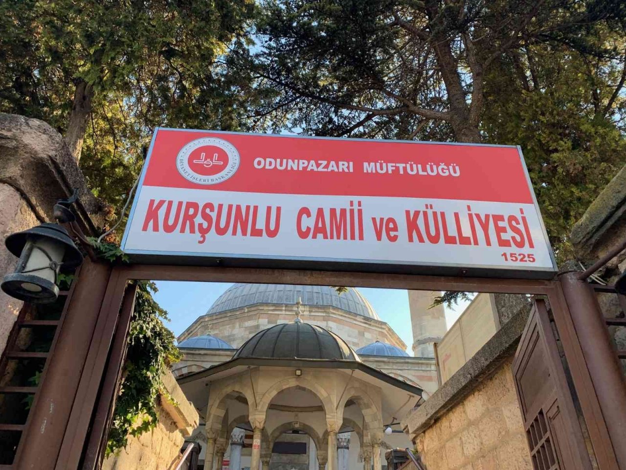 Tarihi külliyenin duvarlarına büyük saygısızlık