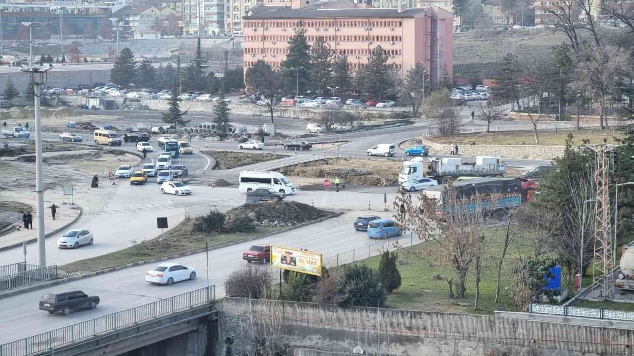 Vali Gürel yapımı devam eden yol çalışmalarını yerinde inceledi
