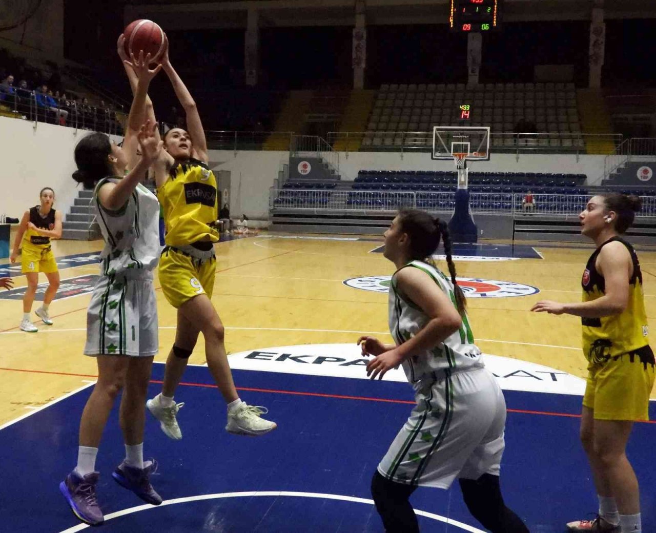Kepez’in kız basket takımı kupaya yaklaştı