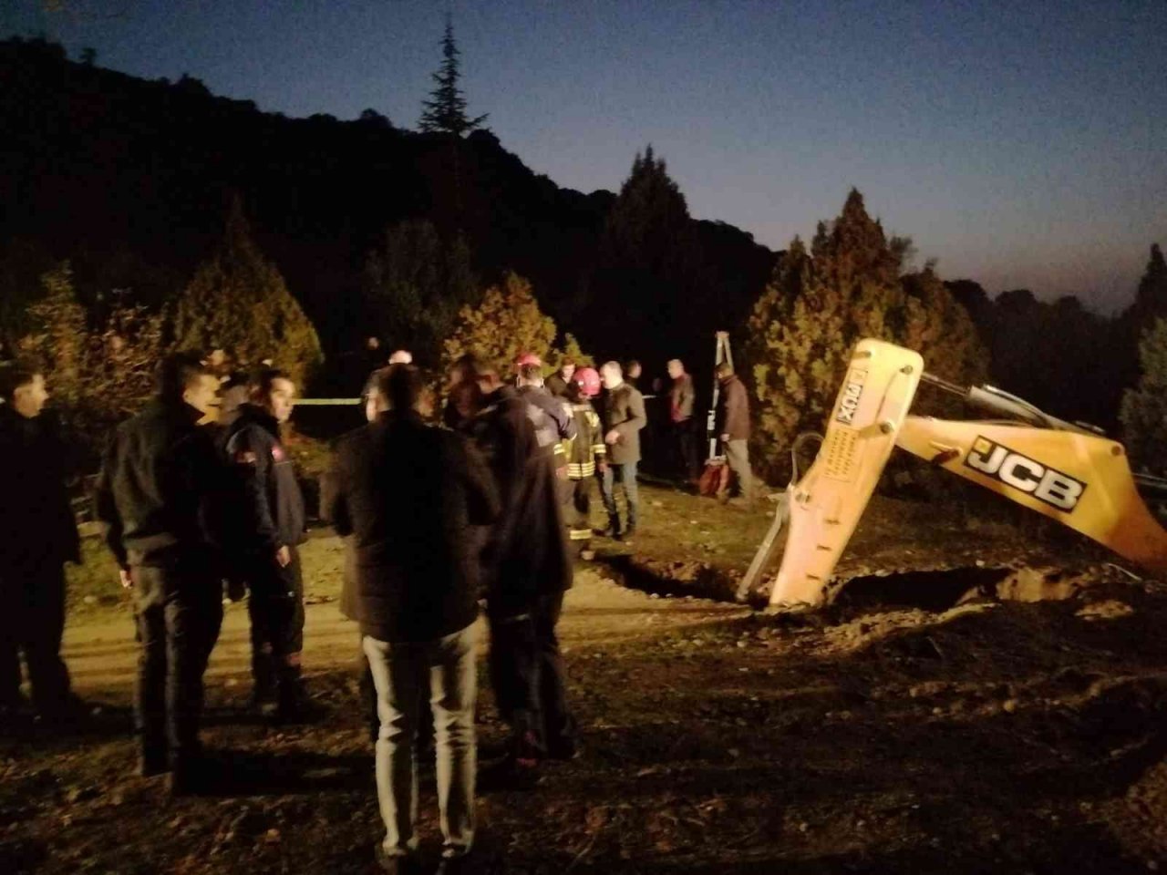 Manisa’da baba ve 2 yaşındaki oğlu 50 metrelik kuyuya düştü