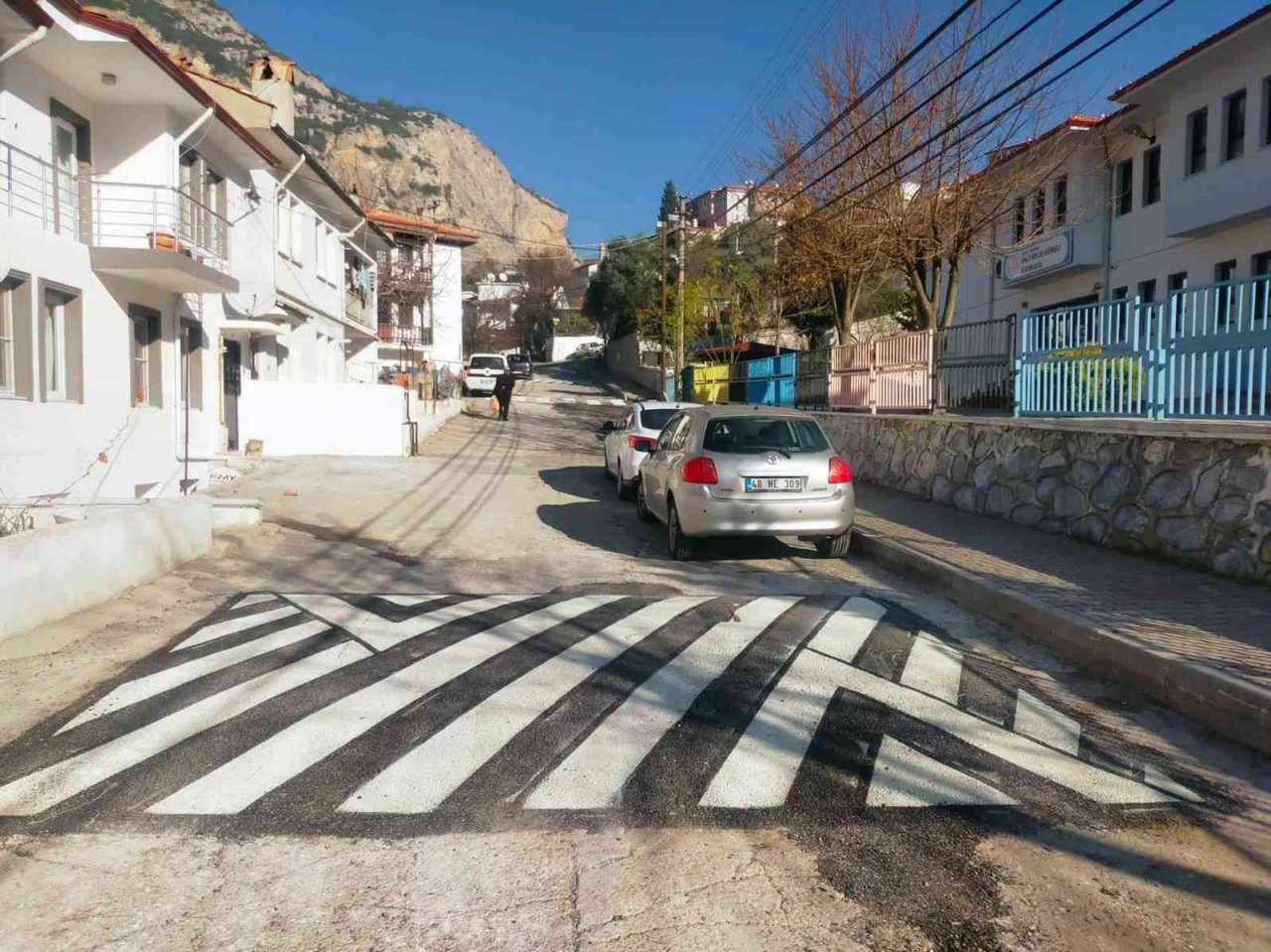 Menteşe Belediyesi okul yollarını güvenli hale getiriyor