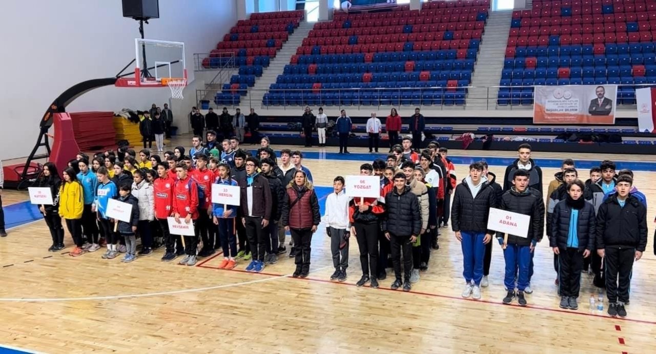 Niğde’de atletizmde 12 ilden 400 sporcu yarışacak