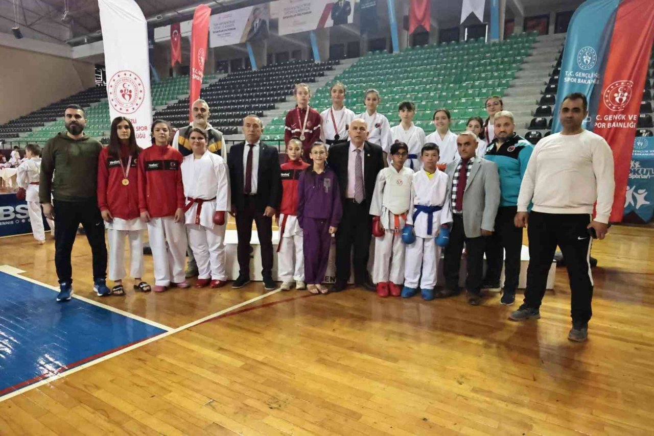 Okul sporları karate müsabakaları tamamlanıyor