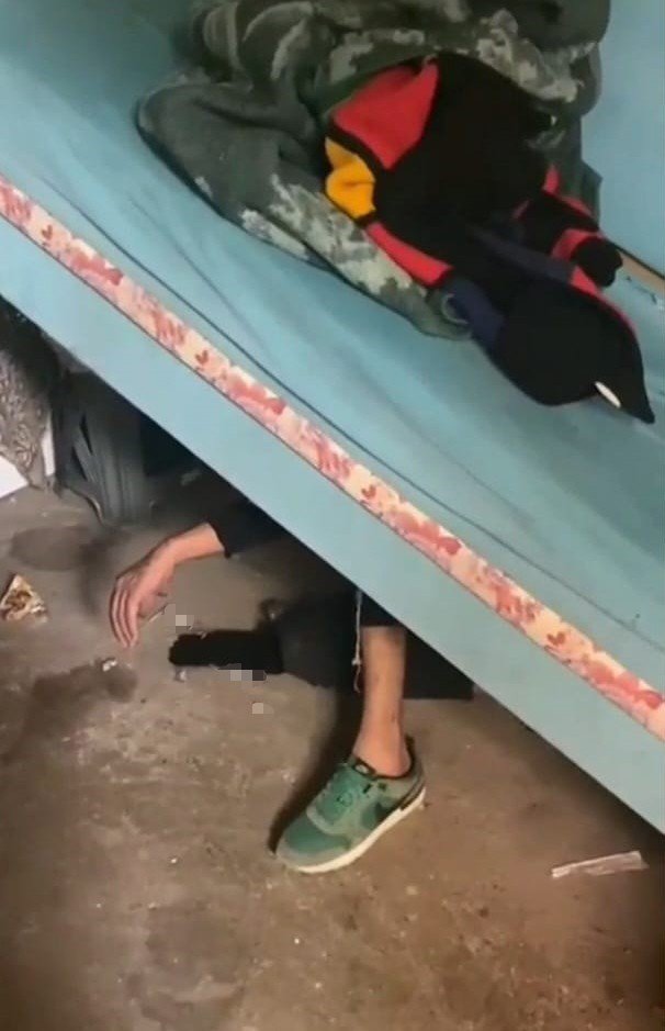 19 yıl hapis cezasıyla aranıyordu, çekyat altında yakalandı