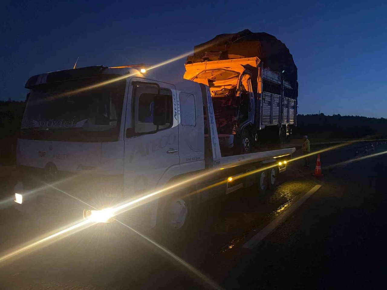 Osmaniye’de kamyonet tıra arkadan çarptı: 2 ölü