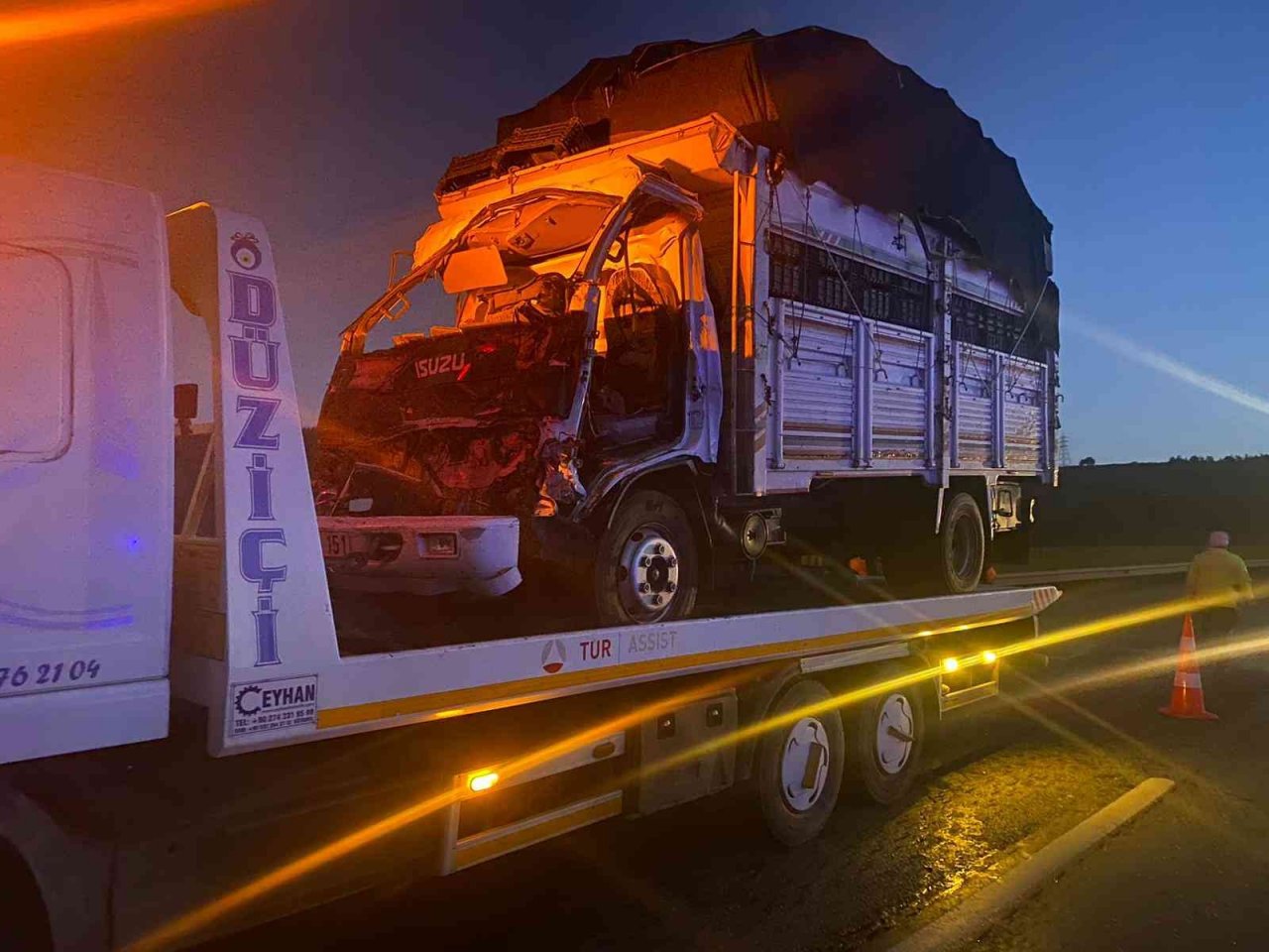 Osmaniye’de kamyonet tıra arkadan çarptı: 2 ölü