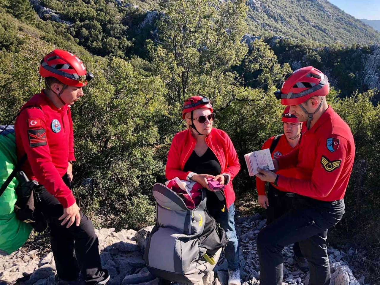 Paraşütle acil iniş yapan turisti JAK ekipleri kurtardı