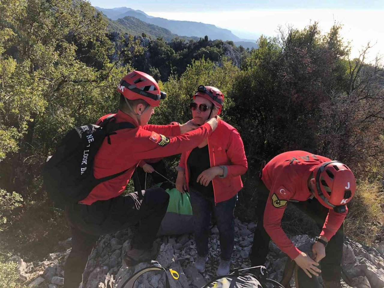 Paraşütle acil iniş yapan turisti JAK ekipleri kurtardı
