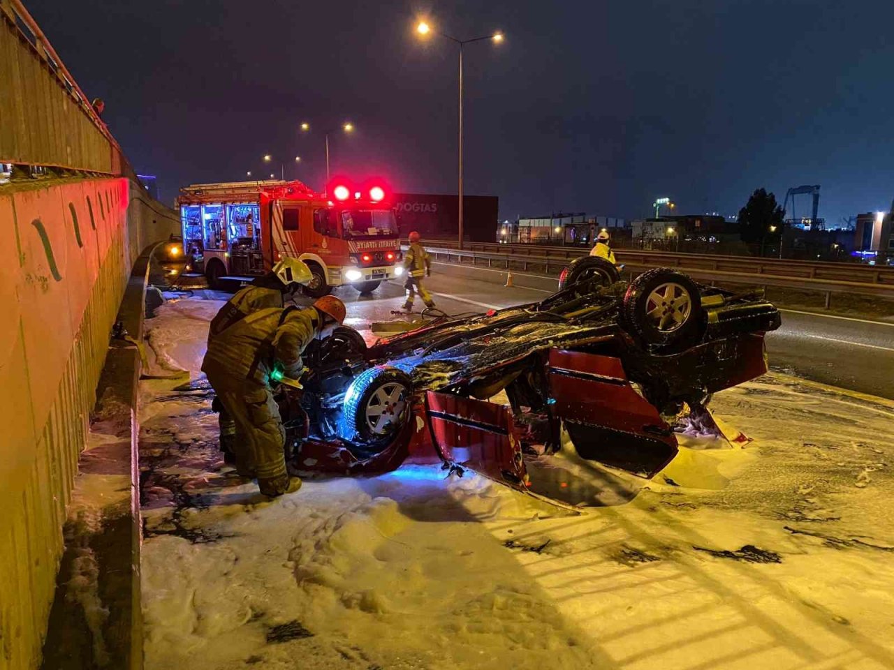 Pendik’te kontrolden çıkıp takla atan otomobil yandı: 4 yaralı