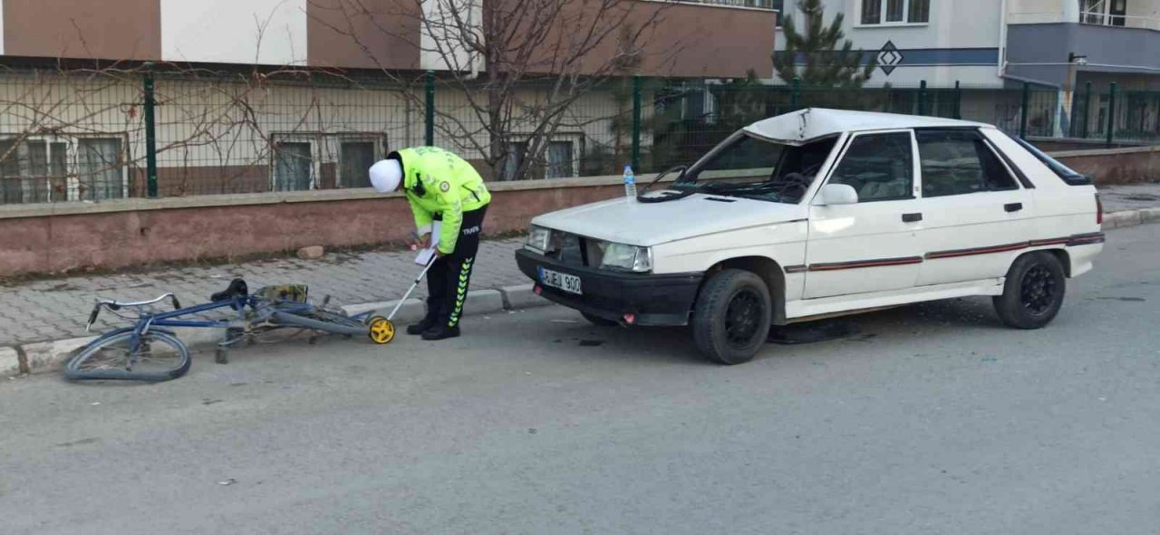 Otomobilin çarptığı bisikletli ağır yaralandı