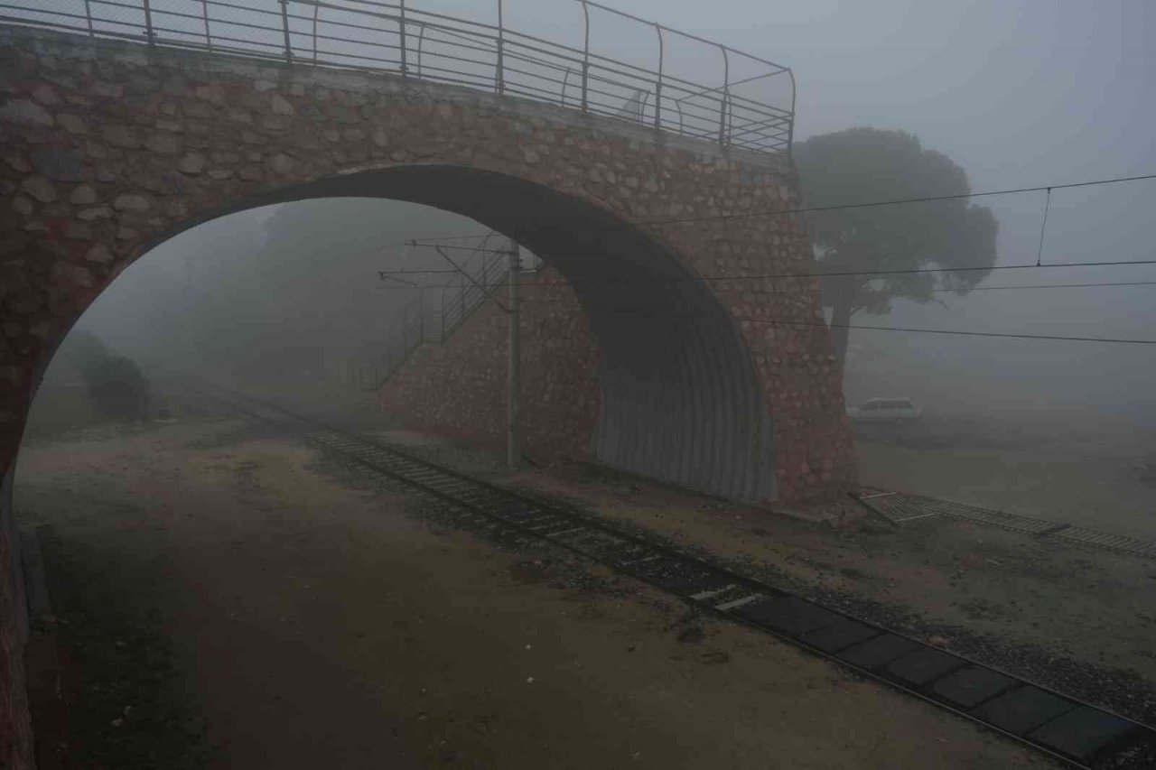 Manisa’yı etkisi altına alan sis havadan görüntülendi
