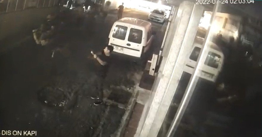 İstanbul’da gece kulübüne silahlı saldırı kamerada: İçeridekiler ateşle karşılık verdi