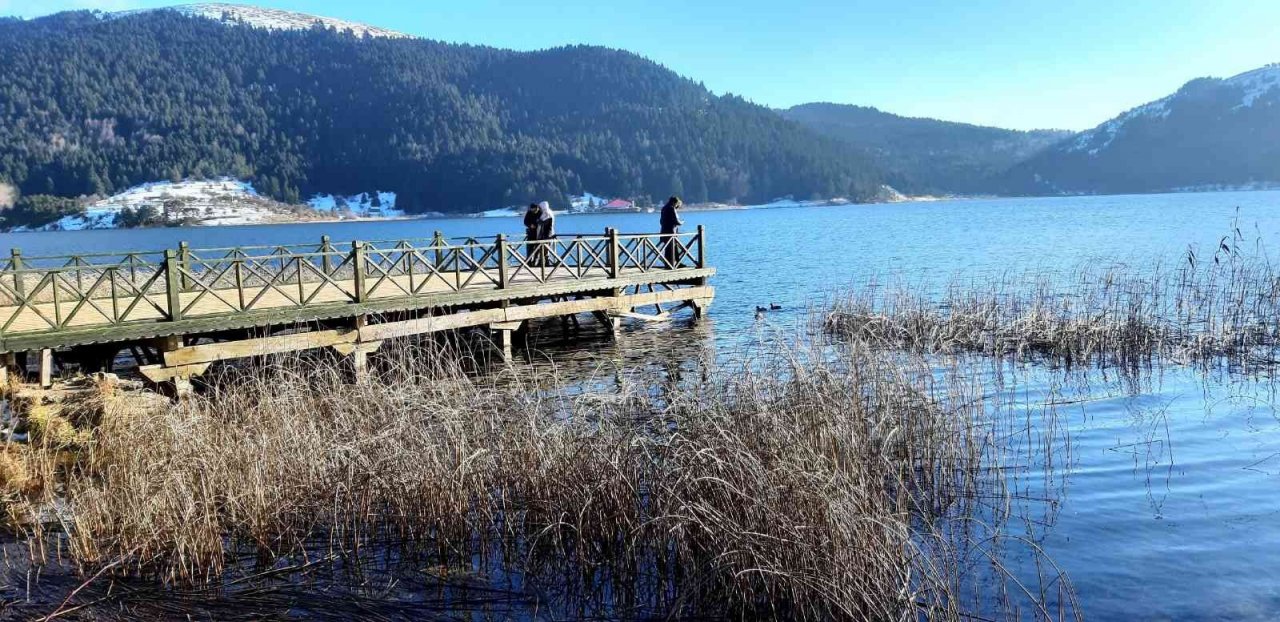 Abant Gölü’nün kıyıları buz tuttu