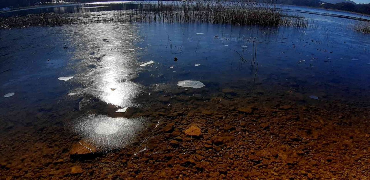 Abant Gölü’nün kıyıları buz tuttu