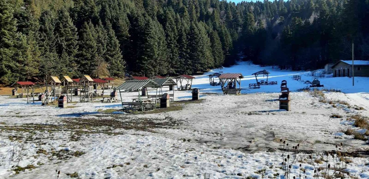 Abant Gölü’nün kıyıları buz tuttu
