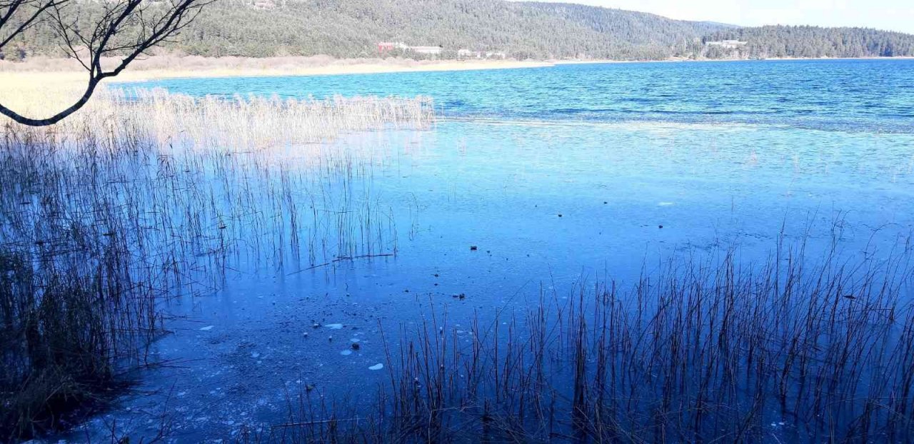 Abant Gölü’nün kıyıları buz tuttu