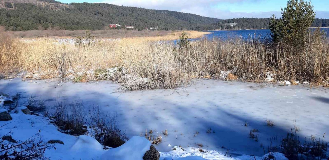 Abant Gölü’nün kıyıları buz tuttu