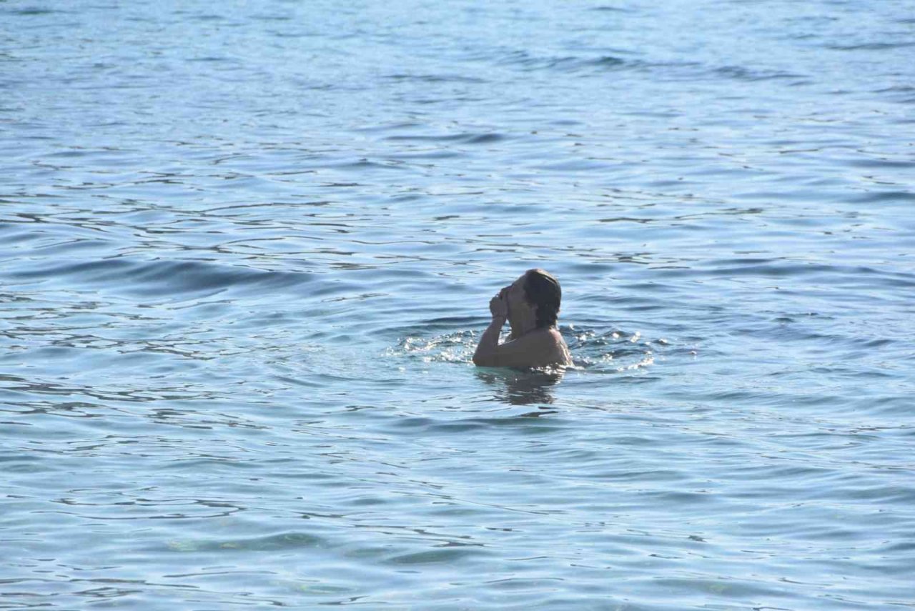 Bodrum denize girip güneşlendiler