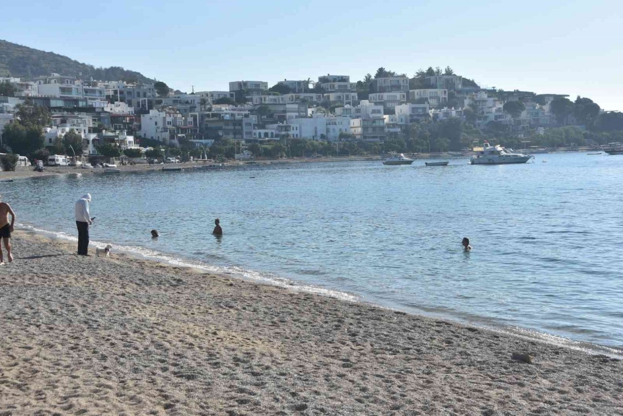 Bodrum denize girip güneşlendiler