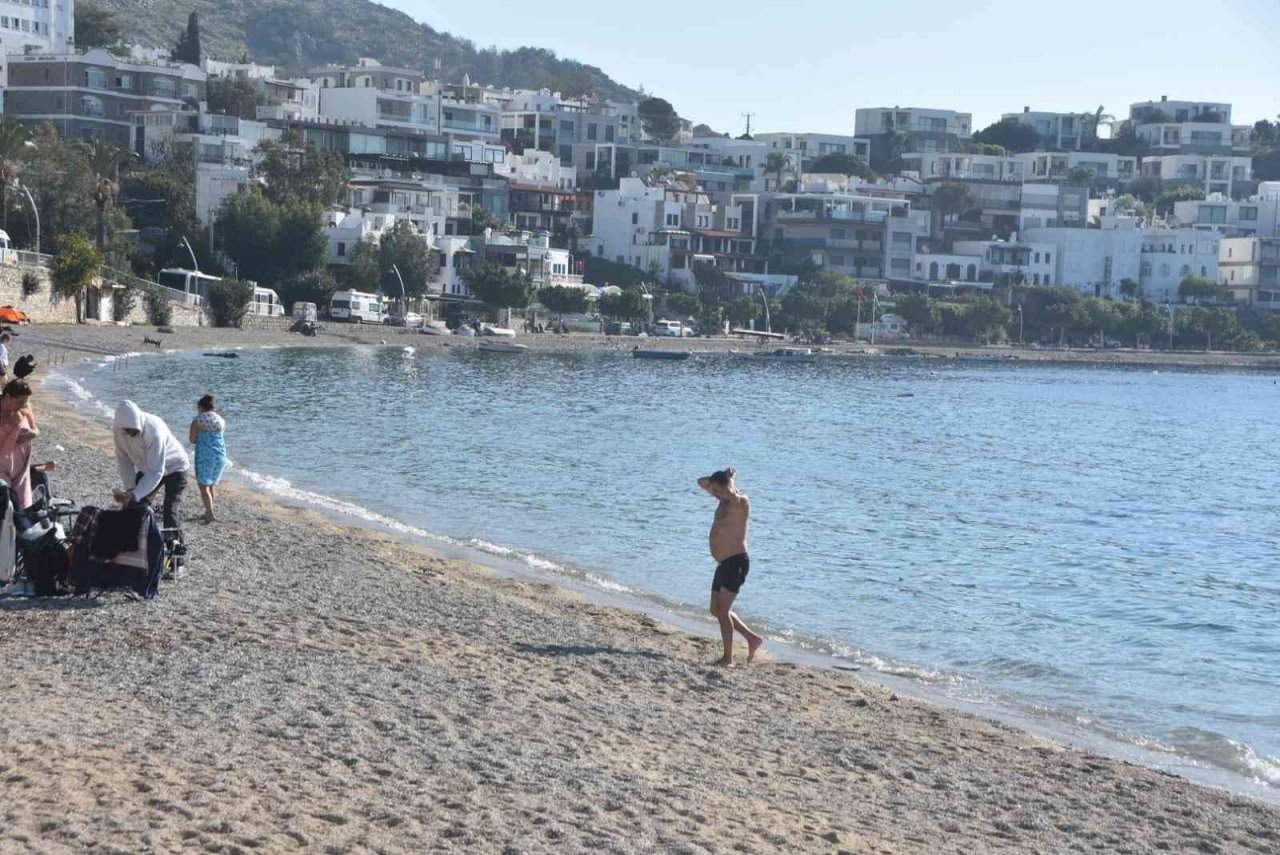 Bodrum denize girip güneşlendiler