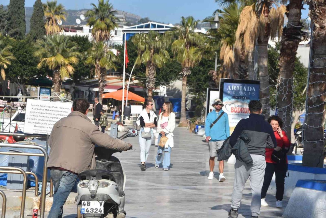 Bodrum denize girip güneşlendiler