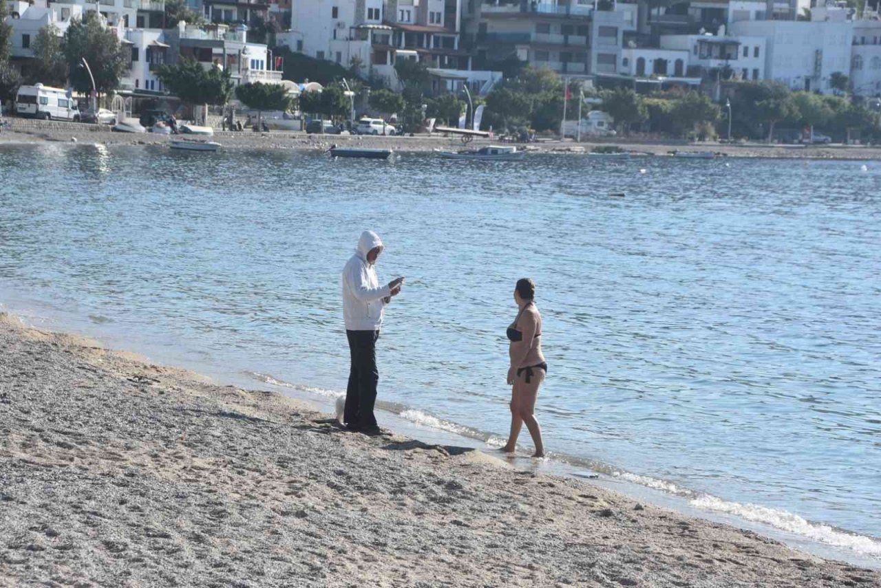 Bodrum denize girip güneşlendiler