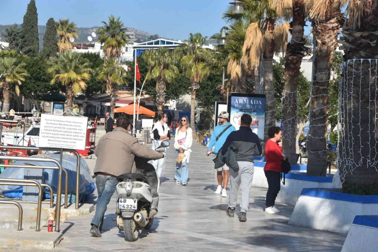 Bodrum denize girip güneşlendiler