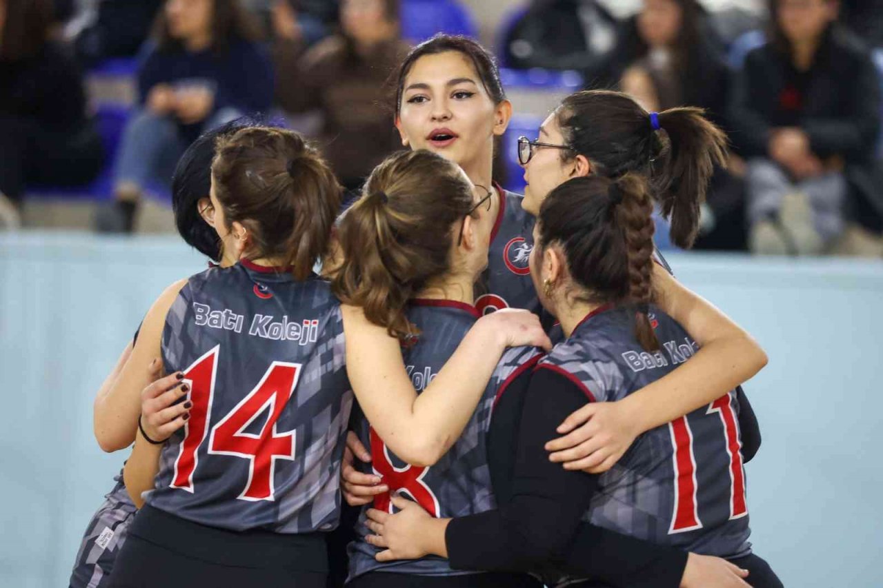 Liseler Arası Kızlar Voleybol Turnuvası tamamlandı