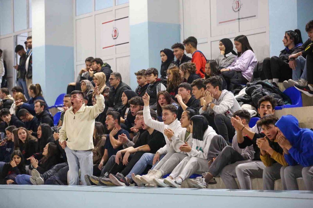 Liseler Arası Kızlar Voleybol Turnuvası tamamlandı