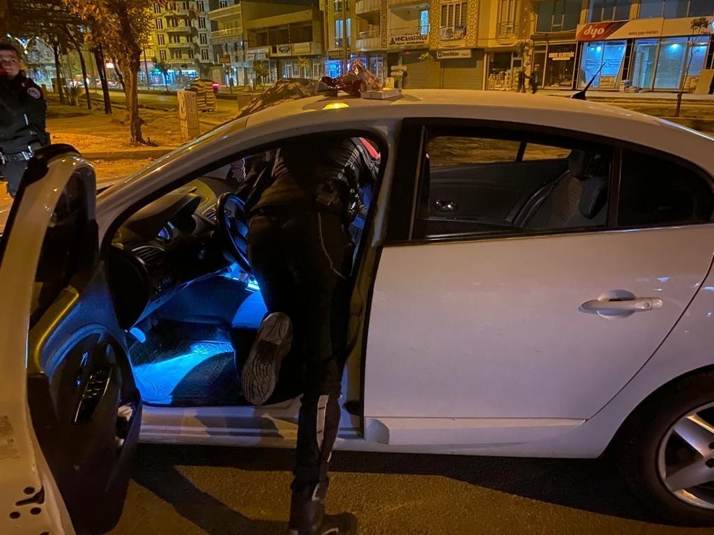 Polis ekiplerinden şok uygulama