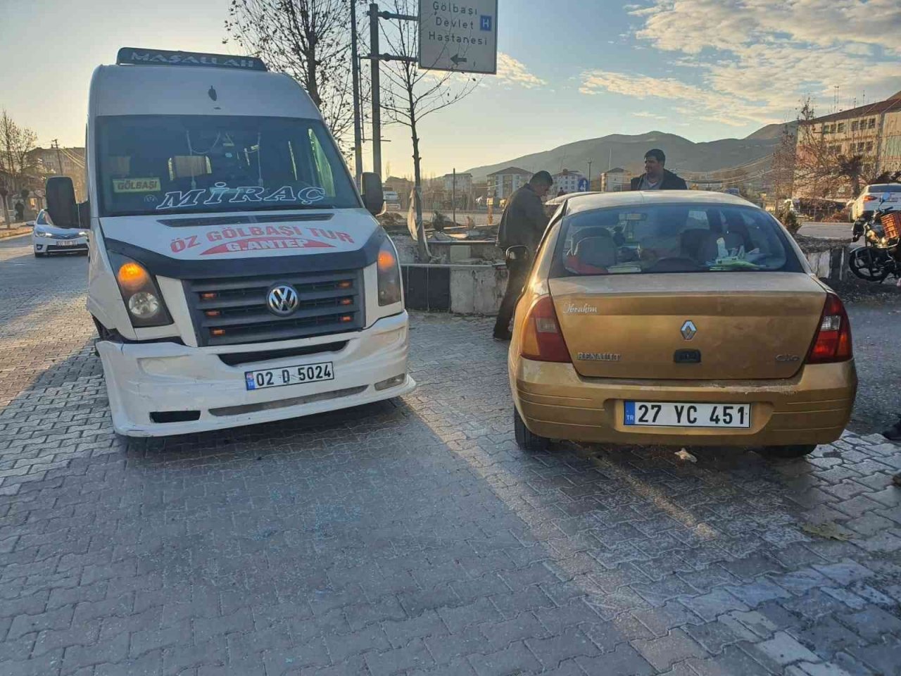 Otomobil ile minibüs çarpıştı: 3 yaralı