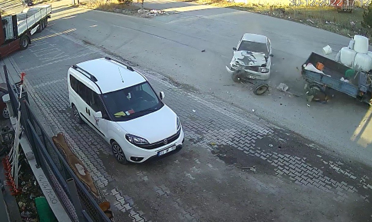 Afyonkarahisar’da feci kaza anbean güvenlik kameralarına yansıdı