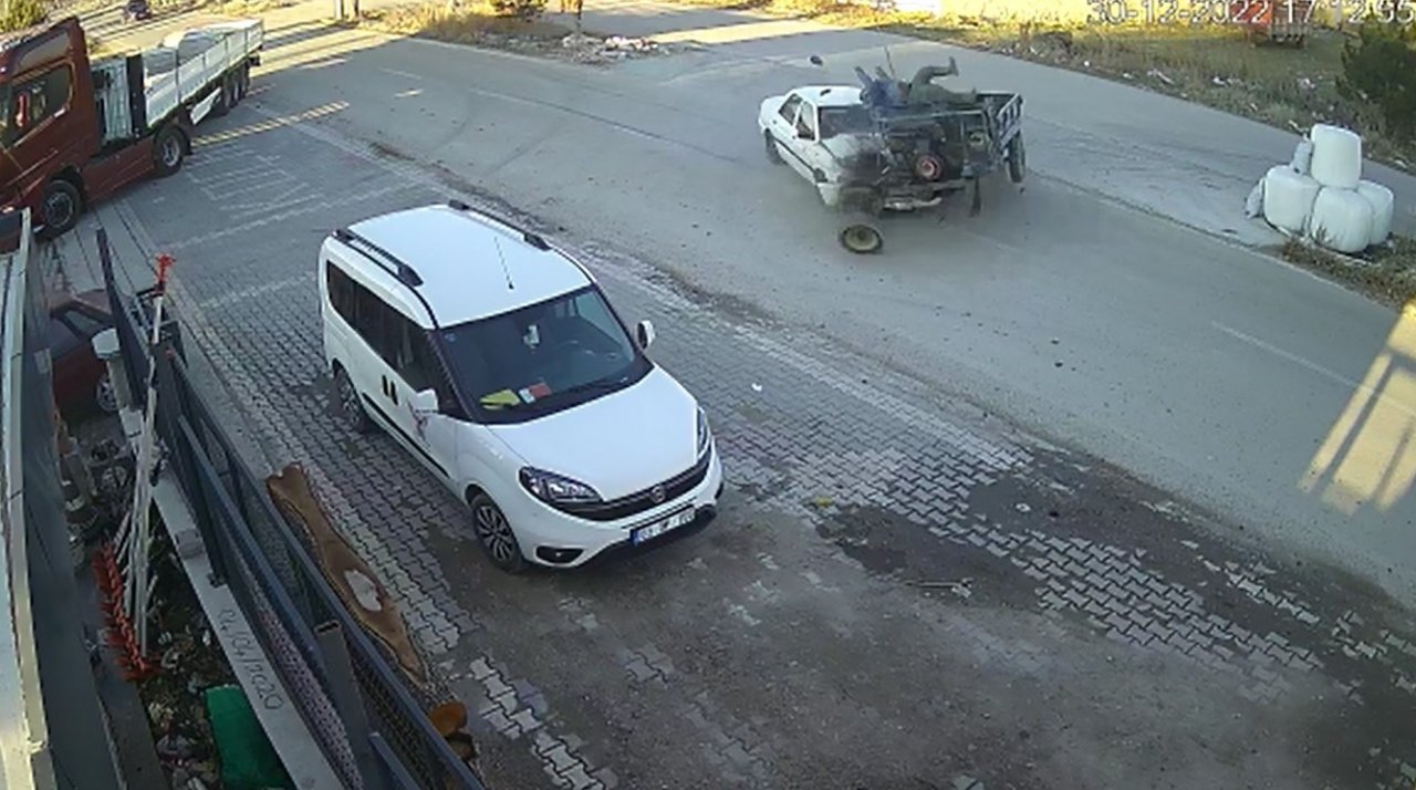 Afyonkarahisar’da feci kaza anbean güvenlik kameralarına yansıdı