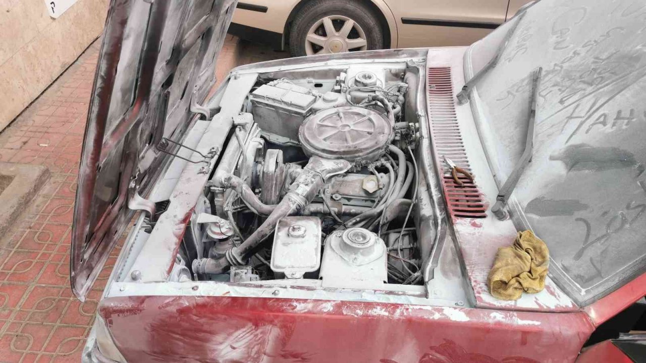 Otomobil alev aldı, sürücü kaçtı, pompacılar söndürdü