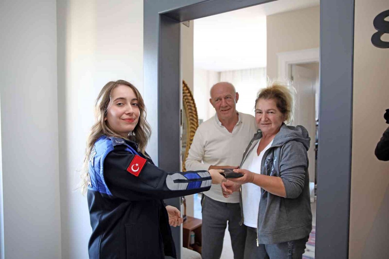 Alanya’da tatilcilerin kaybolan eşyaları adresine kargoyla gönderiliyor